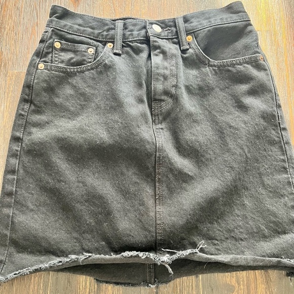 LEVI’s Black Mini Denim Skirt with Raw Hem Size 24 - Picture 1 of 5